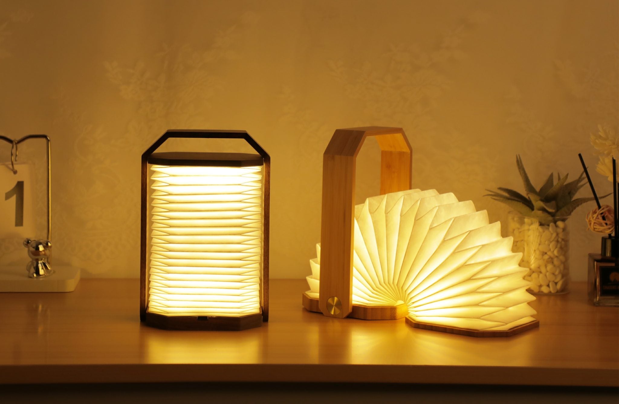 Inteligentna lampa origami orzech z miękkim ciepłym światłem na drewnianym stole