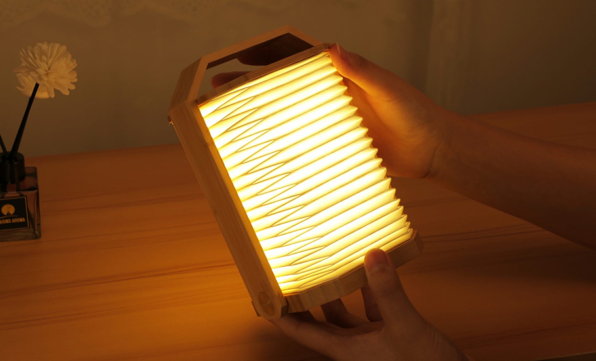 Inteligentna lampa origami orzech na stole z jasnym ciepłym światłem w drewnianej obudowie