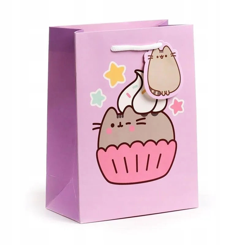 Fioletowa torebka prezentowa Pusheen z nadrukiem kotka i kolorowymi gwiazdkami oraz białymi uchwytami