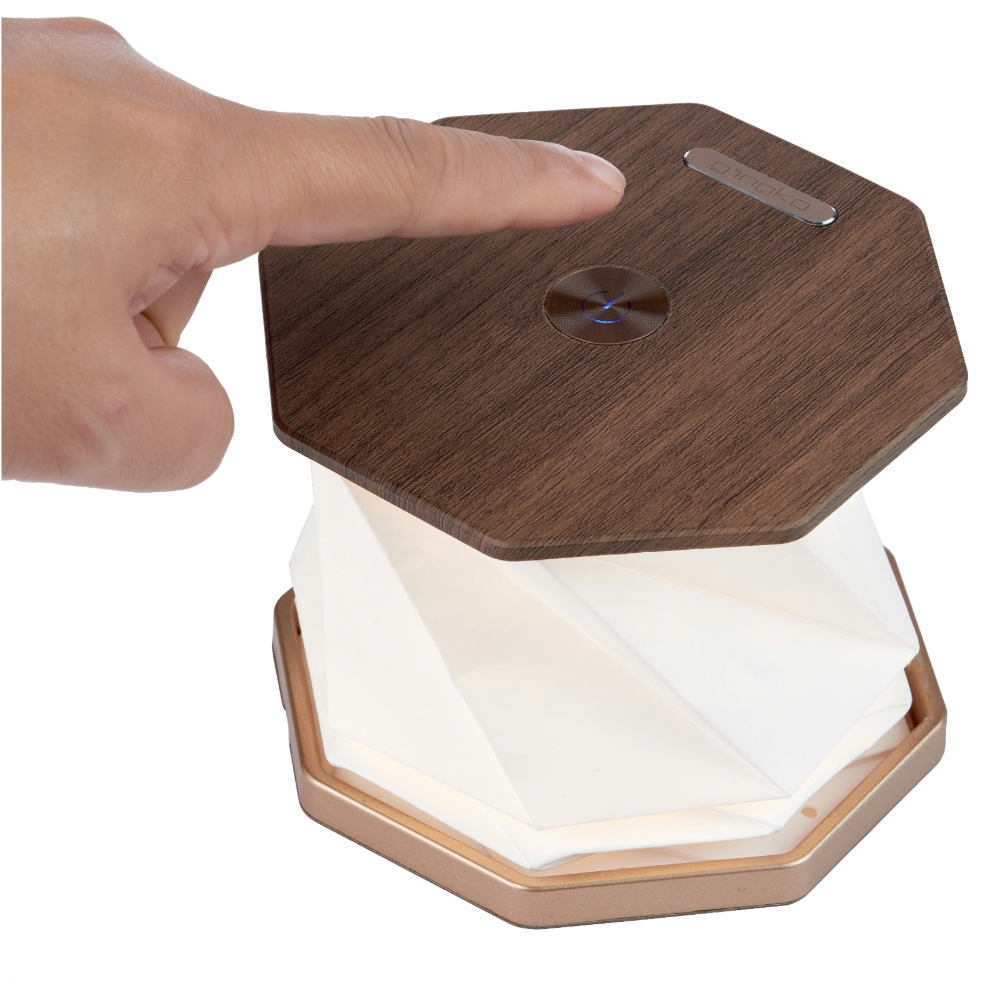 Sześciokątna lampa stołowa Gingko Design z drewnianą pokrywą i dotykowym włącznikiem