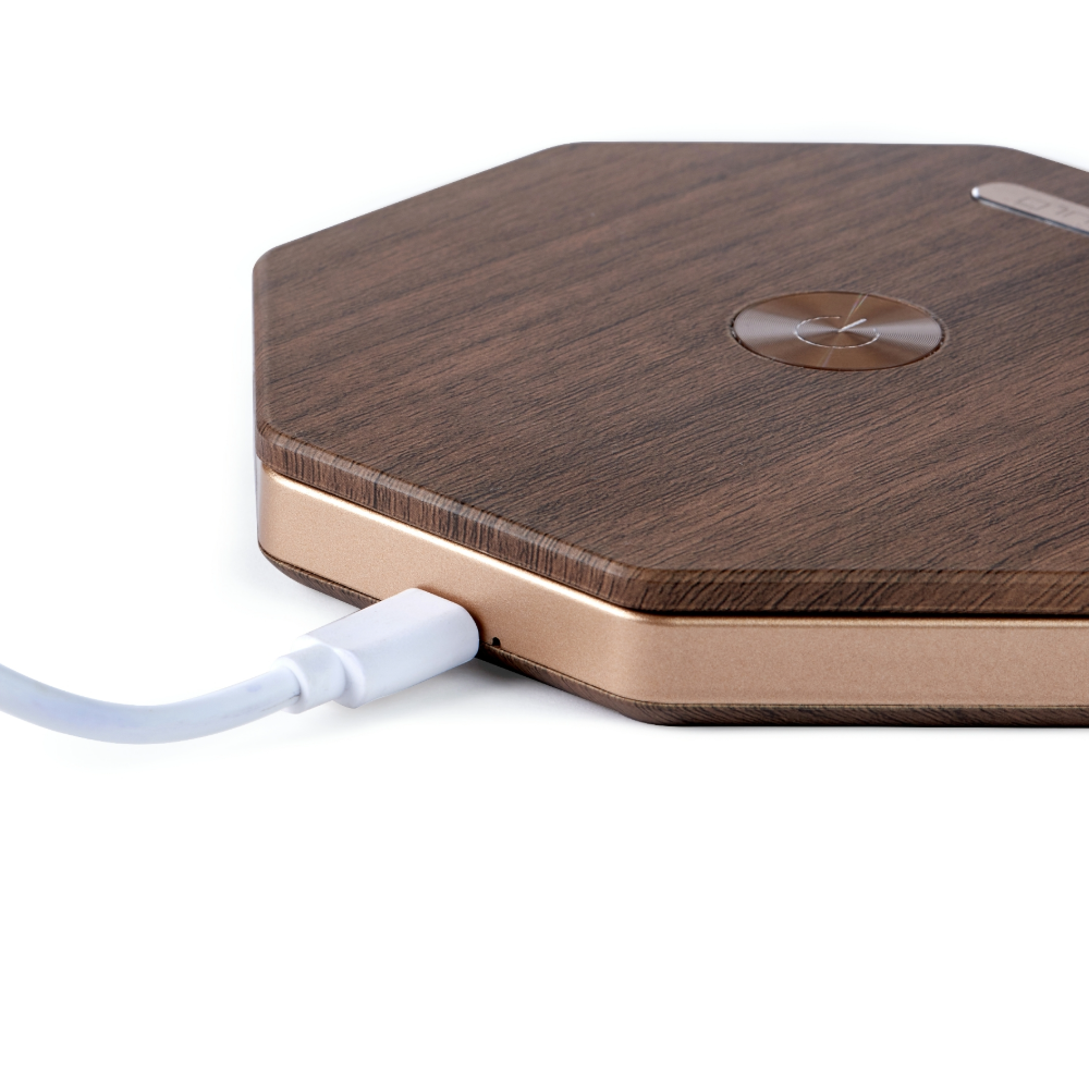 Gingko Design sześciokątna lampa stołowa w drewnianym wykończeniu ładowana przez kabel USB