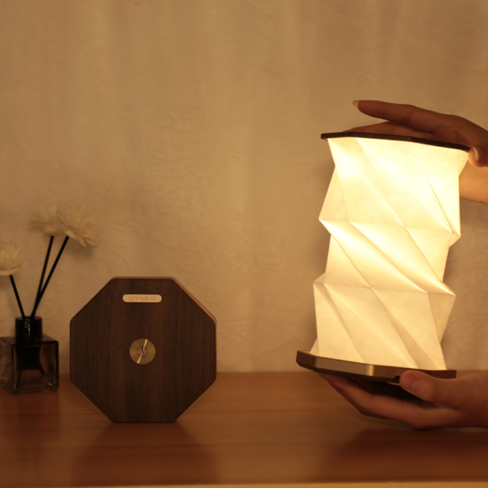 Gingko Design sześciokątna lampa stołowa z drewnianą podstawą i papierowym kloszem rozświetlana rękami