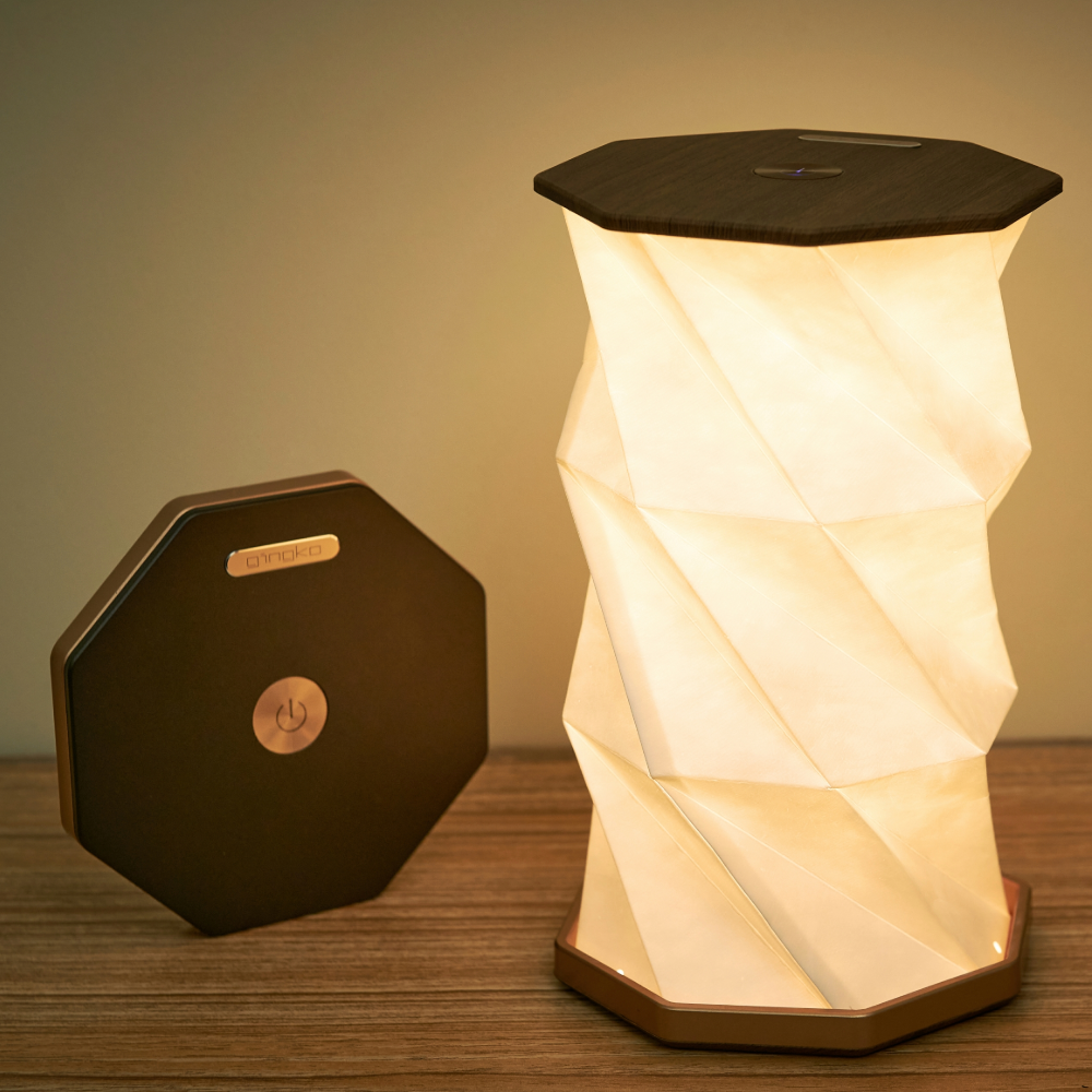 Gingko Design sześciokątna lampa stołowa z podświetleniem i składanym papierowym kloszem