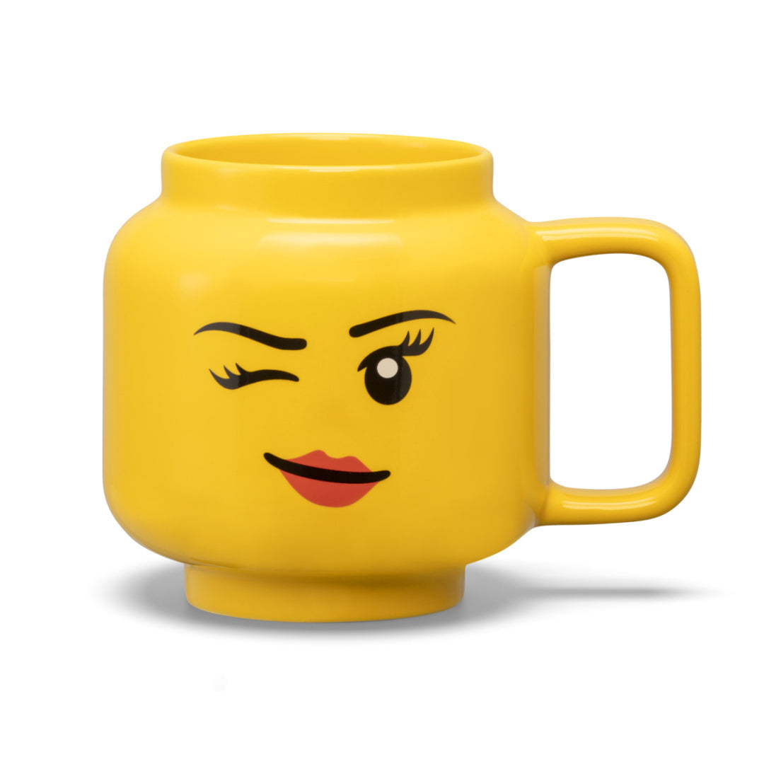 Kubek LEGO duża głowa dziewczynka w żółtym kolorze z uśmiechniętą twarzą i oczkiem zamkniętym