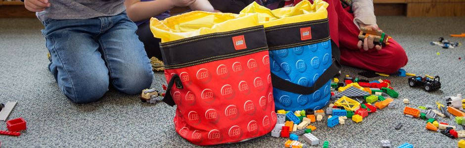 czerwony kubełek LEGO czerwony do zabawy z klockami LEGO z dziećmi na dywanie