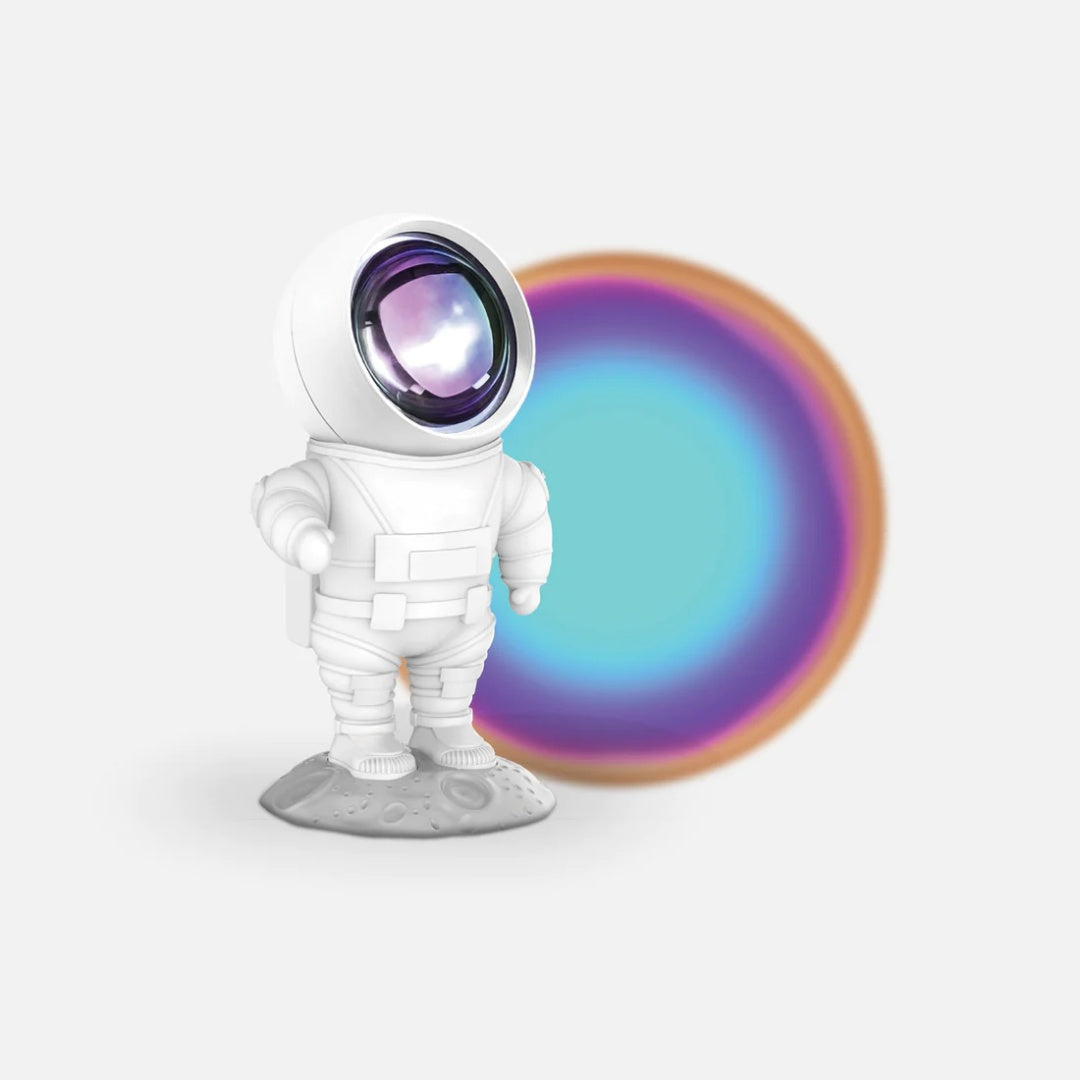 Lampka projekcyjna astronauta w białym stroju kosmicznym na szarej podstawie z kolorową projekcją światła