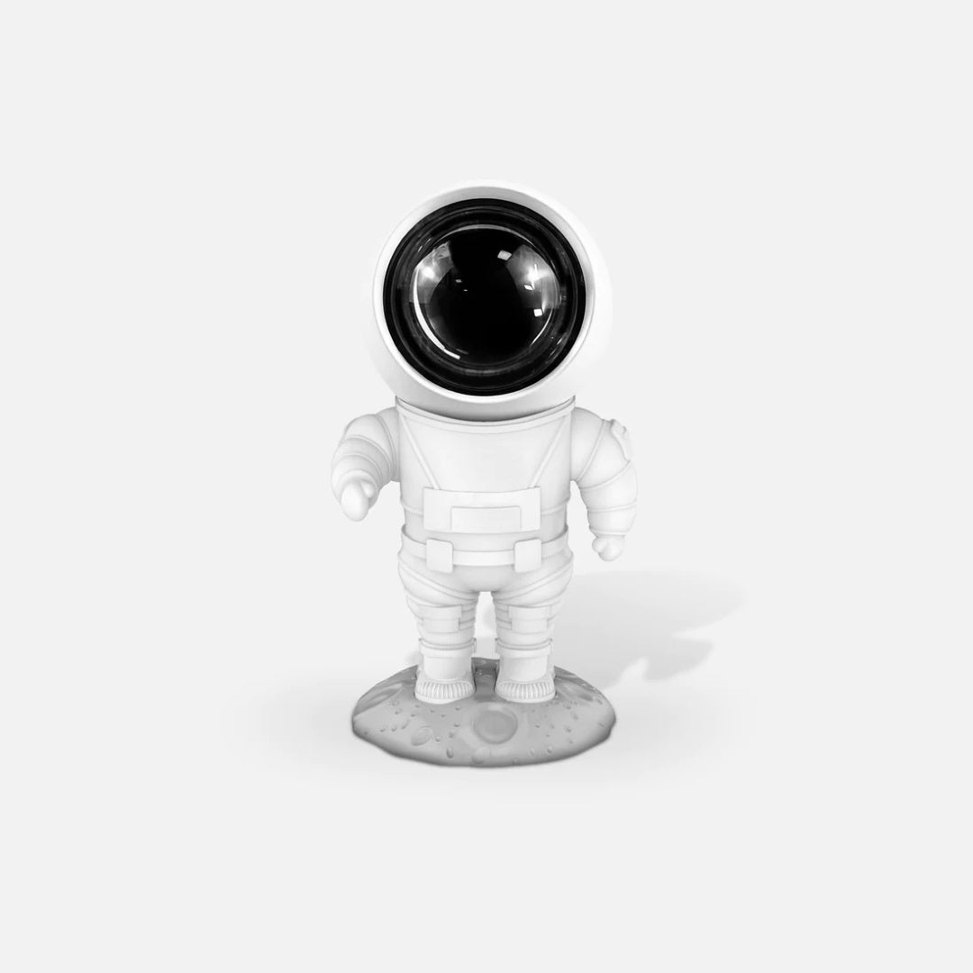 Lampka projekcyjna astronauta w białym skafandrze stojąca na powierzchni księżyca