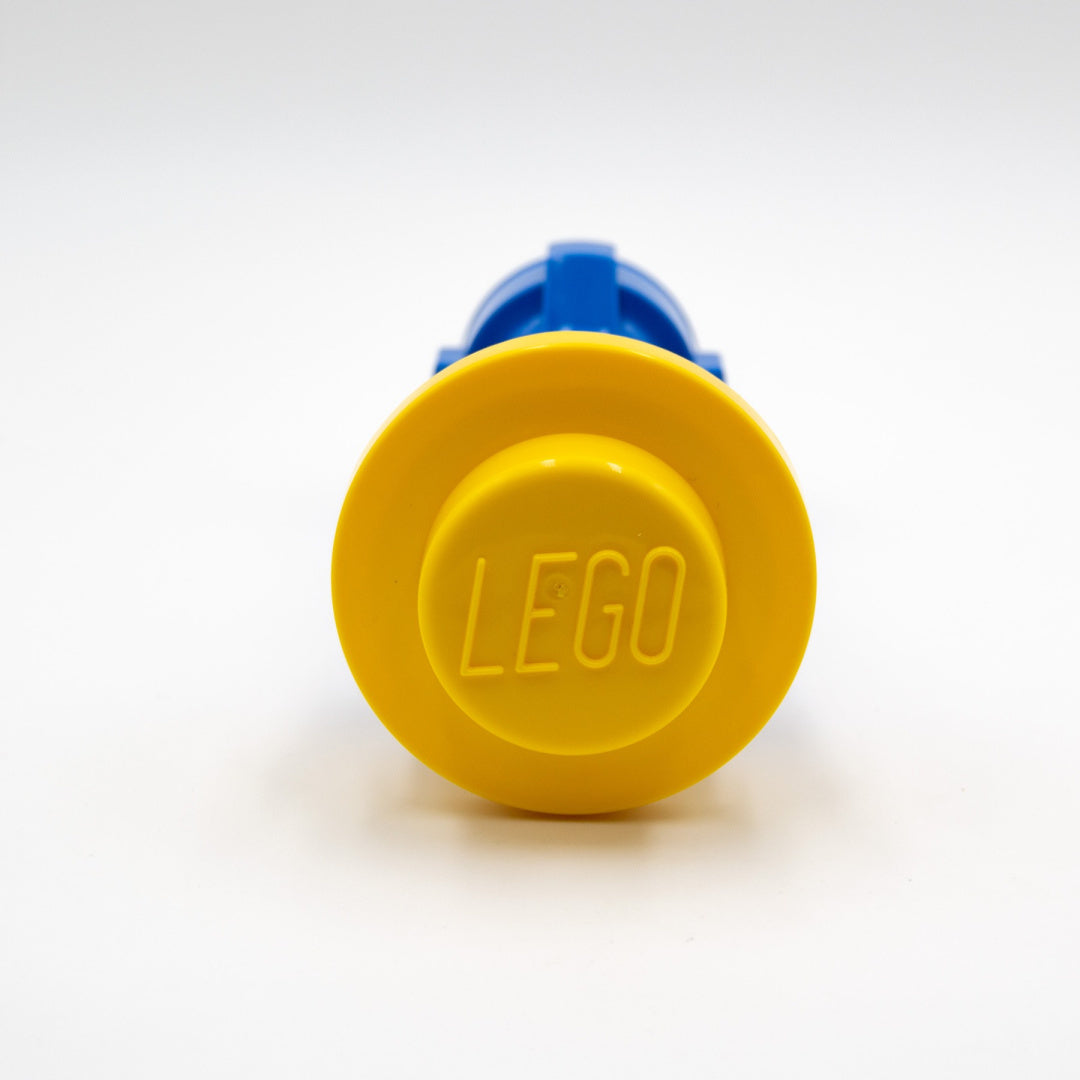 Niebieska latarka LEGO Classic niebieska z żółtym przyciskiem i logiem LEGO na przodzie