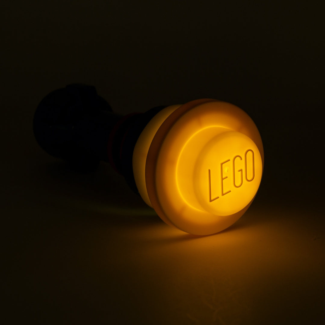 Niebieska latarka LEGO Classic niebieska świecąca pomarańczowym światłem z logo LEGO na czubku