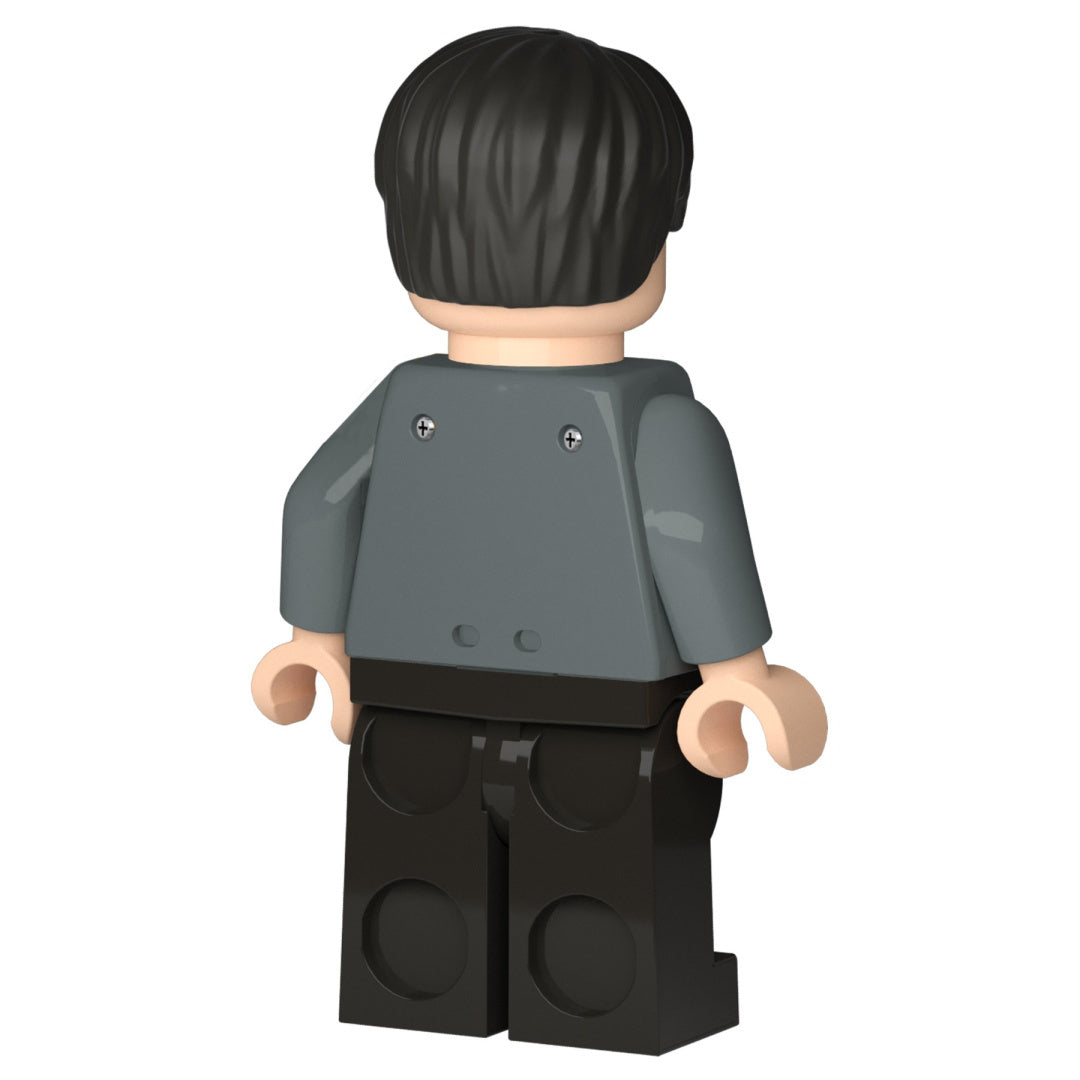 Tył figurki LEGO Harry Potter z ciemnymi włosami i szarą kurtką latarka LEGO Harry Potter
