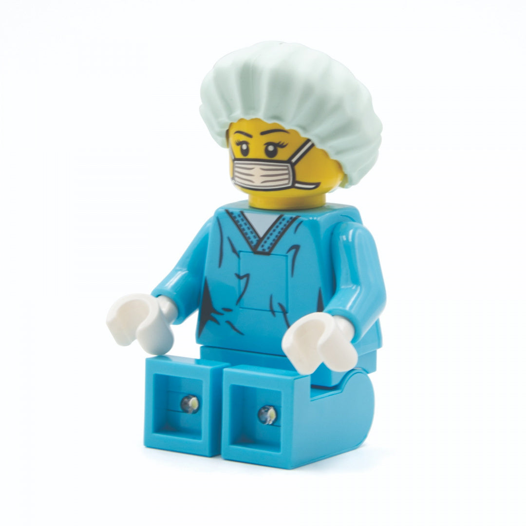 MOB latarka LEGO chirurg figurka chirurga w niebieskim uniformie i maską medyczną