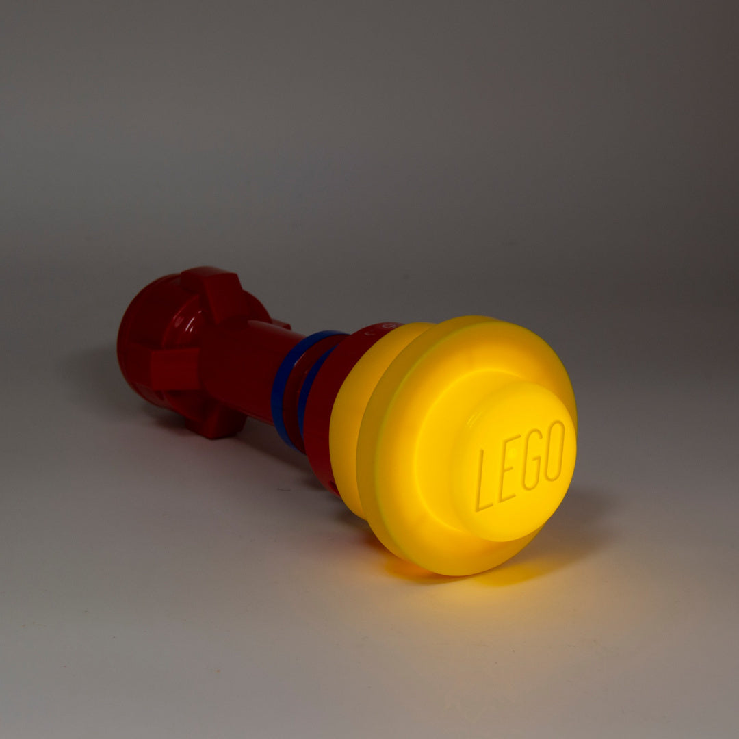 Czerwona latarka LEGO Classic czerwona z podświetlanym żółtym przyciskiem i ergonomicznym uchwytem