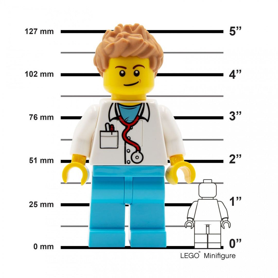 Figura LEGO lekarza stojąca na tle miarki z nadrukiem stetoskopu i kieszeni latarka LEGO lekarz