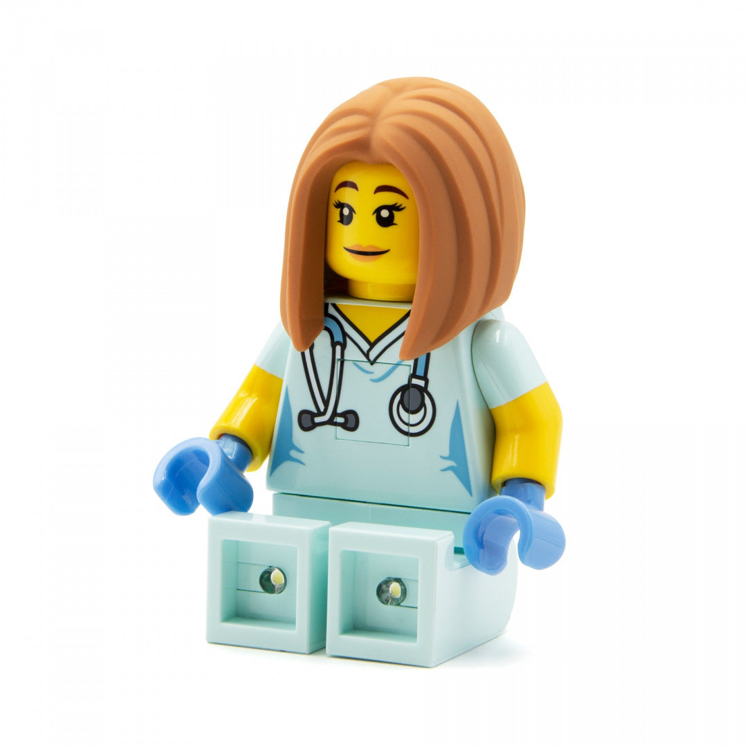 Figurka LEGO weterynarka z brązowymi włosami i latarką LEGO weterynarka na nogach