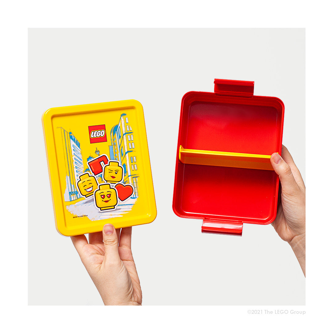 Lunchbox LEGO dla dziewczynki w żółto-czerwonym kolorze z motywem klocków LEGO i przegródką