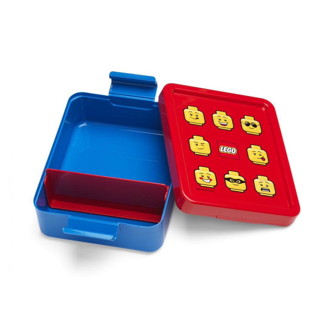 Lunchbox LEGO dla dzieci w kolorze niebiesko-czerwonym z nadrukiem główek LEGO na pokrywie