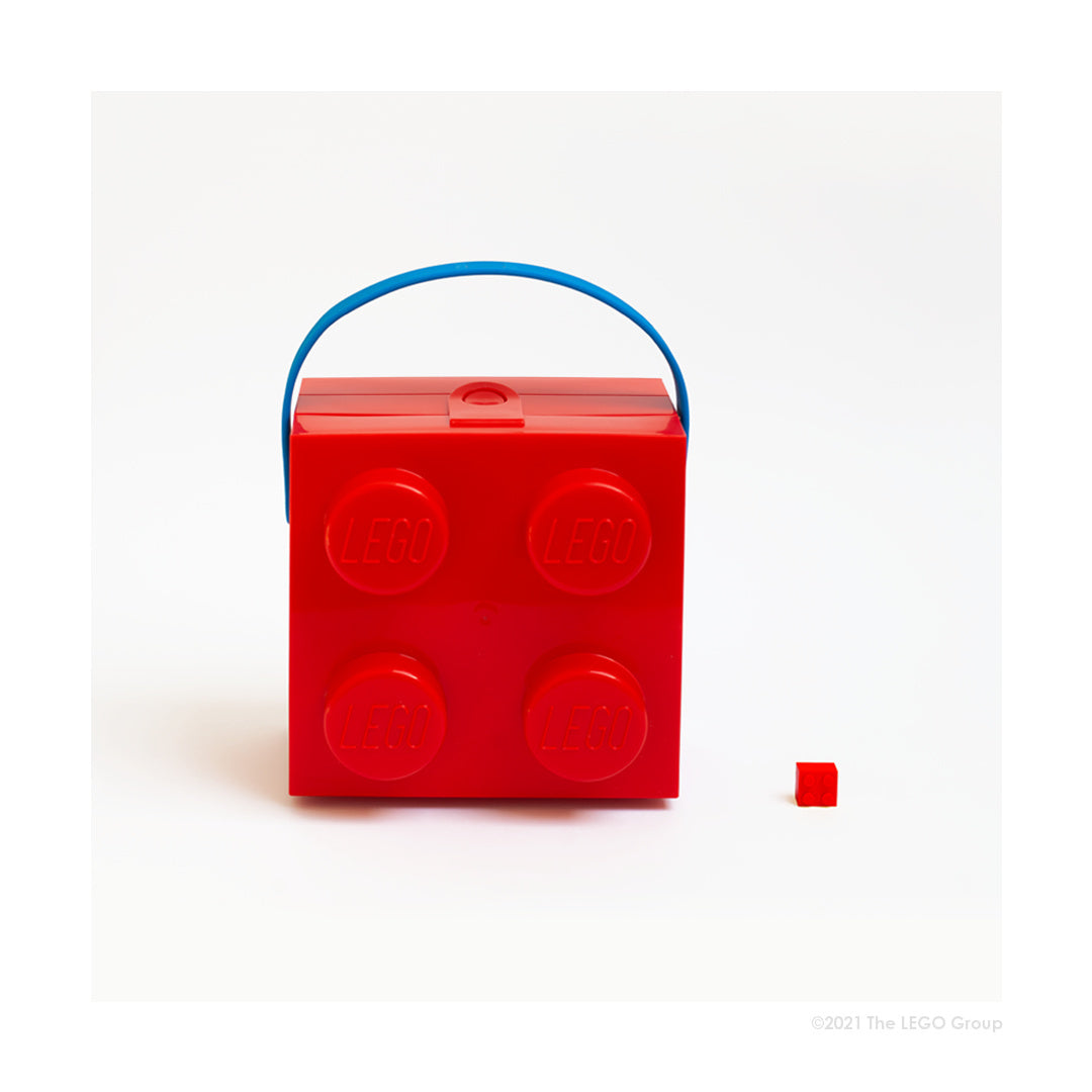 Czerwony lunchbox klocek LEGO z niebieskim uchwytem w kształcie klocka LEGO