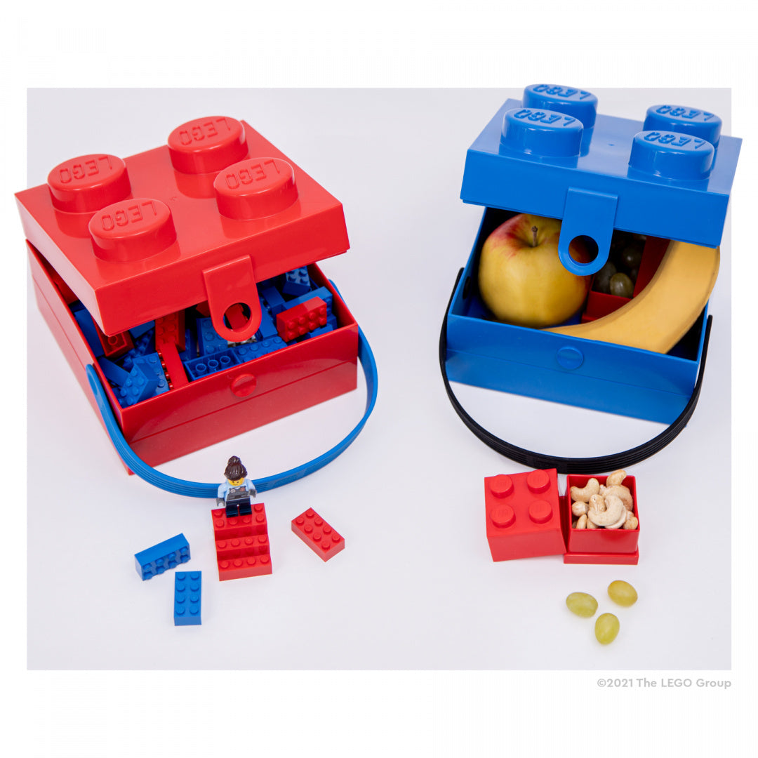 Lunchbox klocek LEGO w czerwonym i niebieskim kolorze z przekąskami i klockami LEGO do zabawy