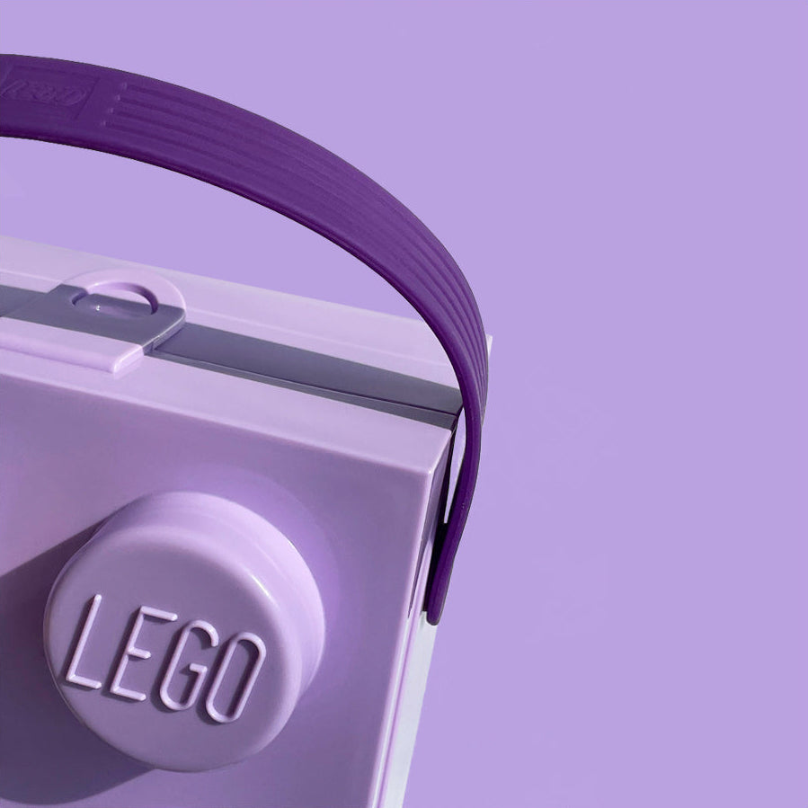 Lunchbox LEGO fioletowy z wygodnym uchwytem i charakterystycznym logo LEGO na przodzie