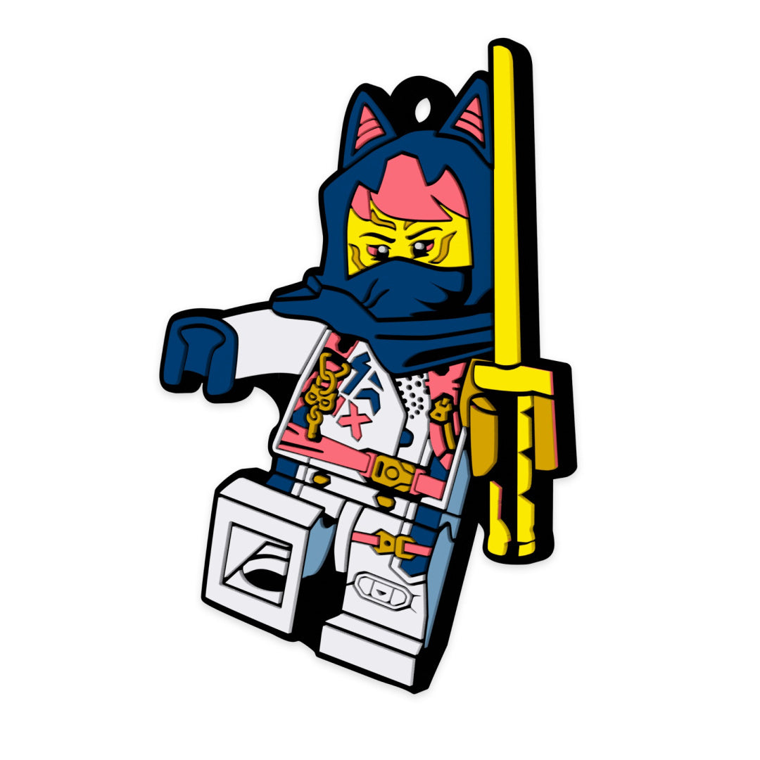 magnes LEGO Ninjago Sora przedstawiający figurkę ninja z mieczem w niebieskim kapturze