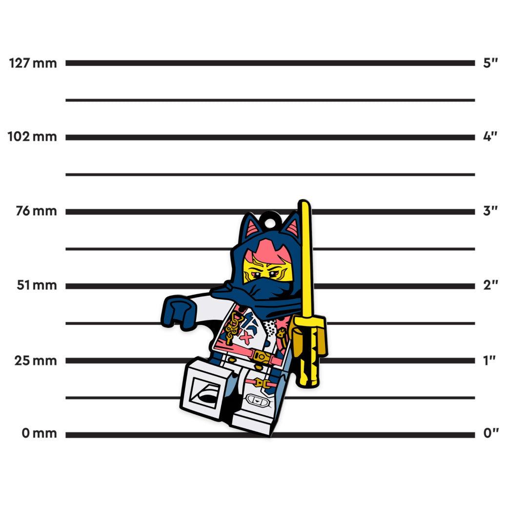 Magnes LEGO Ninjago Sora w kształcie figurki z mieczem na tle miary długości