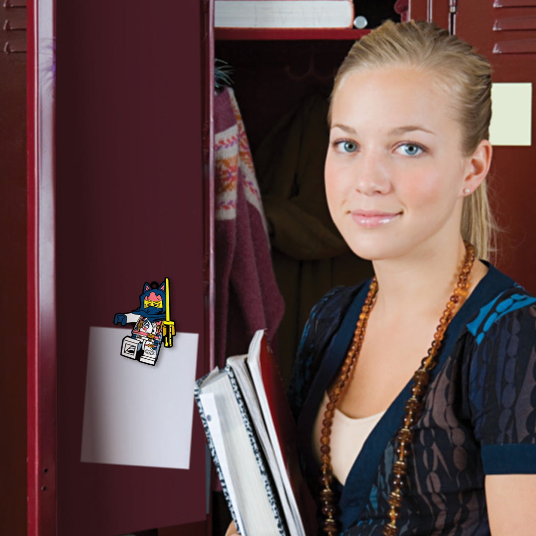 Magnes LEGO Ninjago Sora przyczepiony do czerwonej szkolnej szafki obok uczennicy z książkami