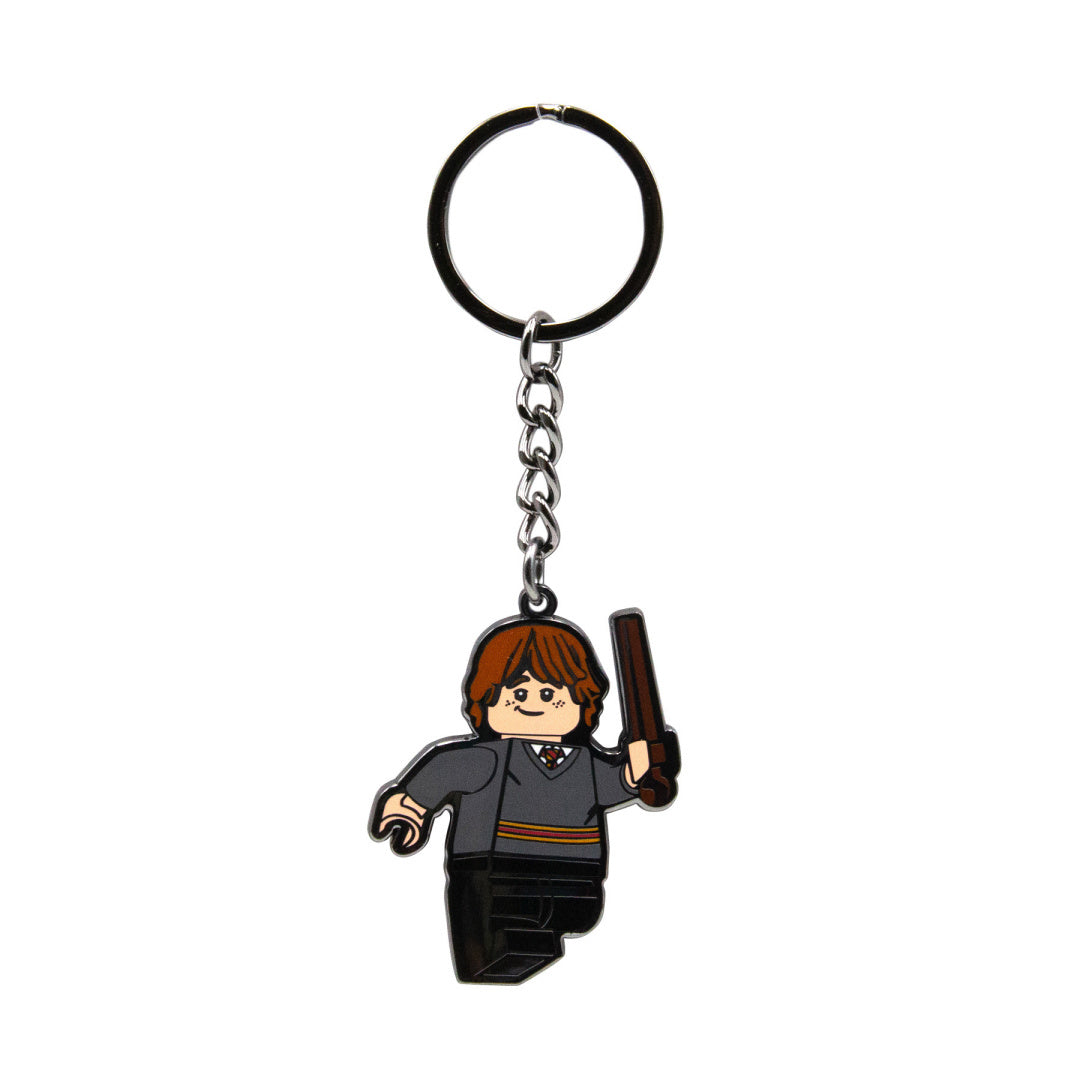 brelok LEGO Harry Potter Ron Weasley postać z czarnym różdżką na białym tle