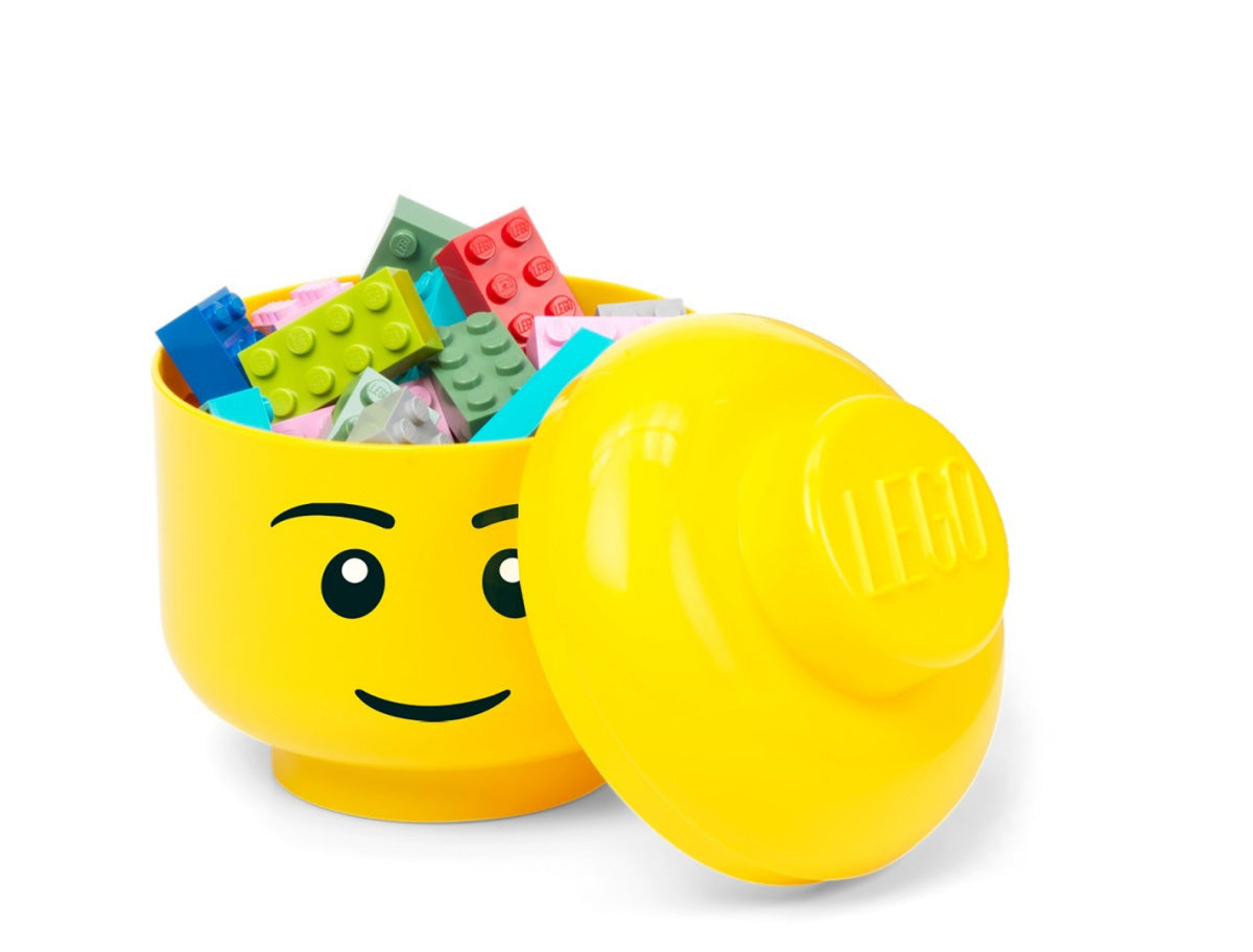 Żółty pojemnik głowa LEGO chłopiec z uśmiechniętą twarzą wypełniony kolorowymi klockami LEGO