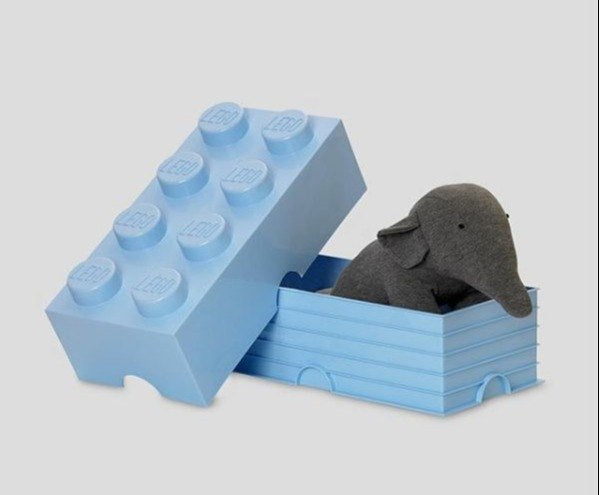 Minipudełko LEGO jasnoniebieskie do przechowywania z szarym pluszowym słoniem w środku