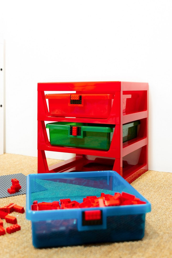 regał LEGO z szufladami w kolorze czerwonym z przezroczystymi zielonymi i niebieskimi pojemnikami na klocki