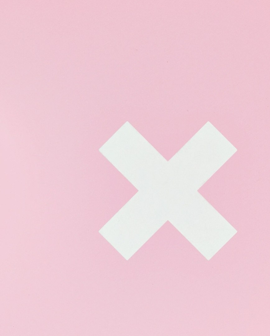 Notatnik graficzny OX w różowym kolorze z dużym białym znakiem X na okładce