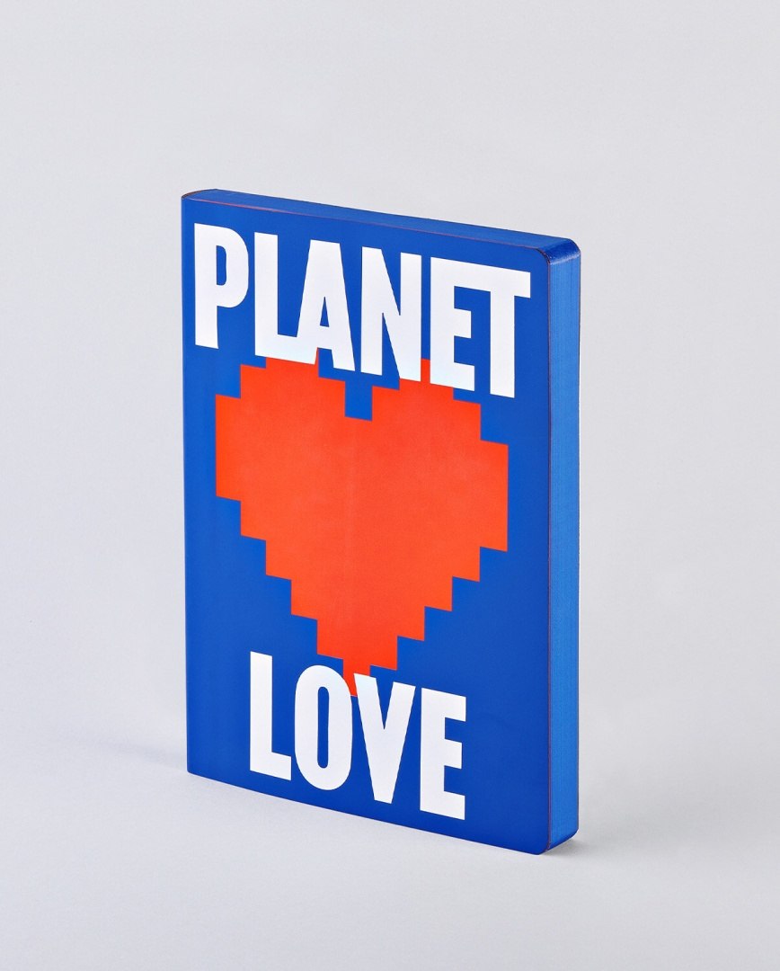 Notatnik planet love z niebieską okładką i czerwonym pikselowym sercem BV JACOB COMPANY