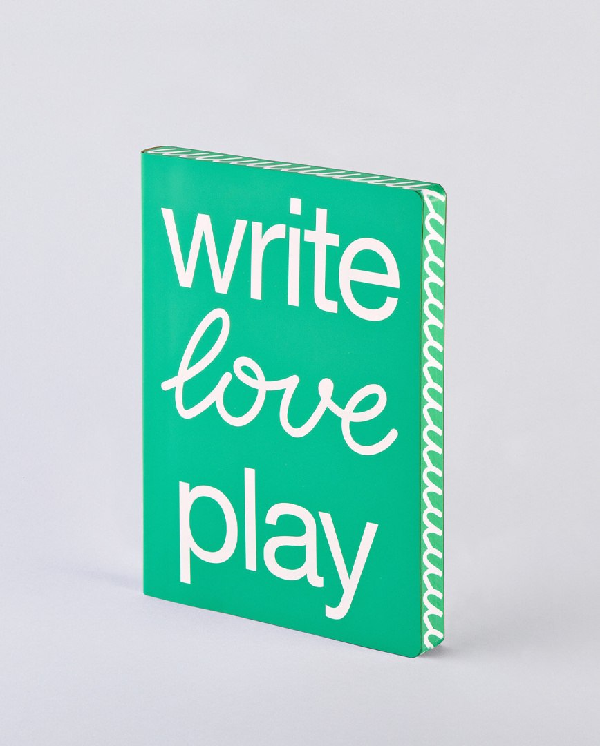 Zielony notatnik graphic l z napisem write love play na okładce od BV JACOB COMPANY