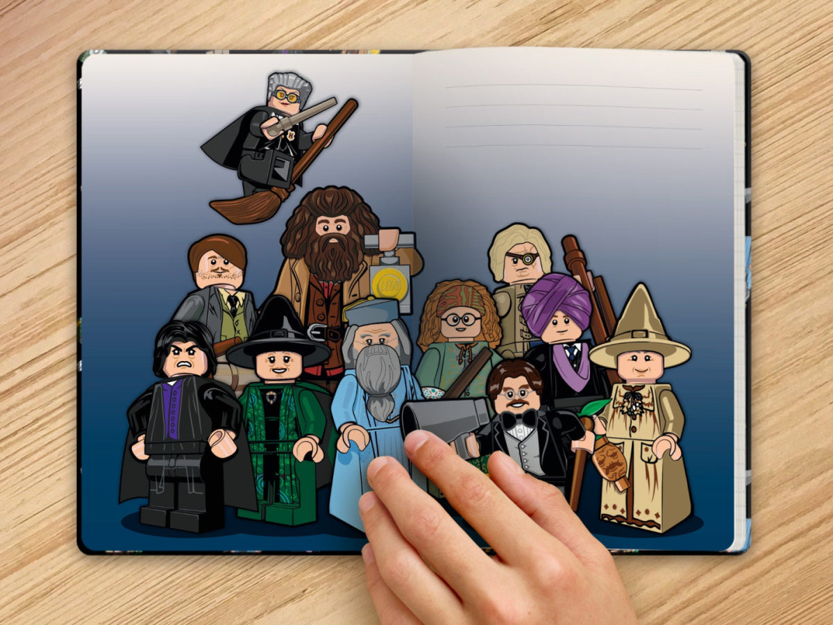 Notatnik LEGO Harry Potter z postaciami z serii na kolorowych kartach trzymany przez rękę