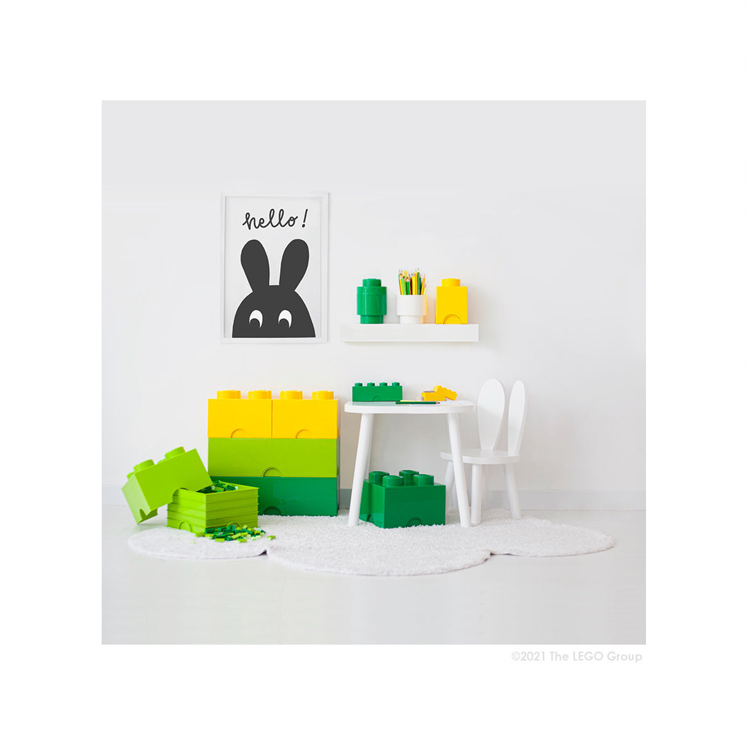 Okrągły pojemnik LEGO zielony na klocki w pokoju dziecięcym z białym dywanem i meblami