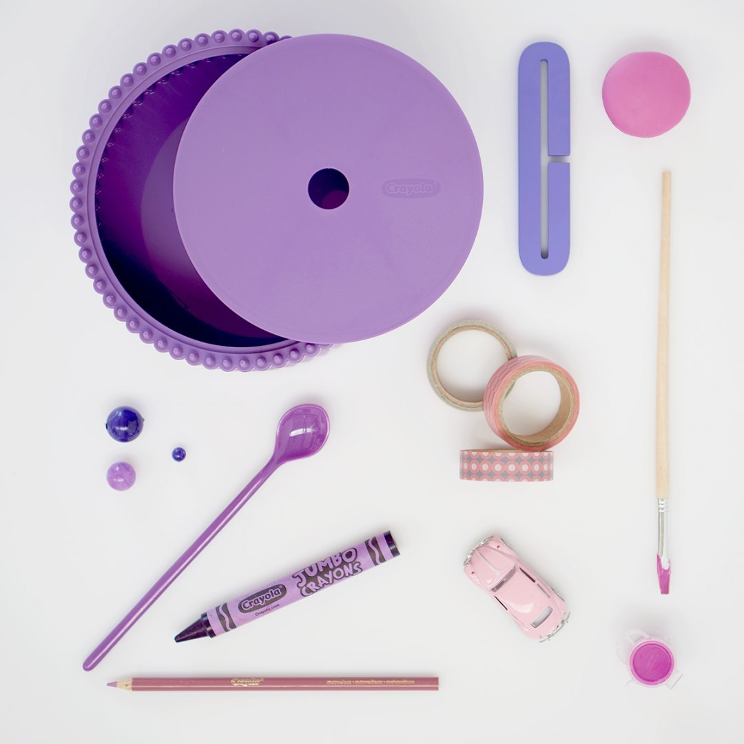 Fioletowy organizer na biurko Crayola czerwony z akcesoriami do pisania i dekoracji