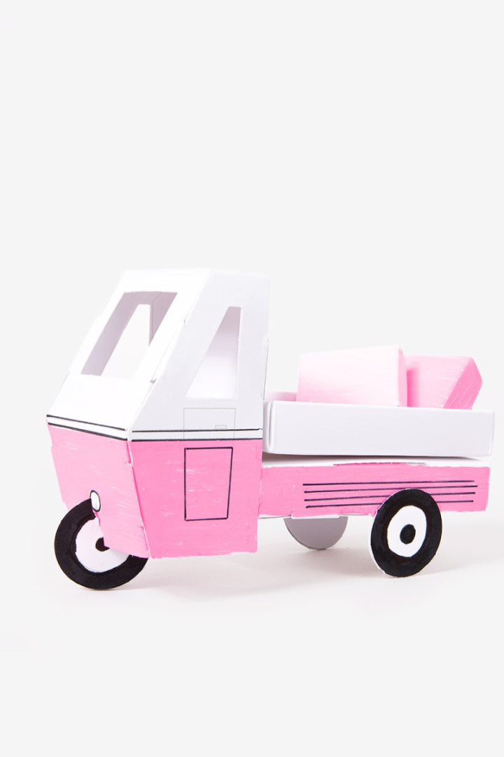 papierowy model kawaii shop różowy samochodzik z ładunkiem w stylu papierowego modelu
