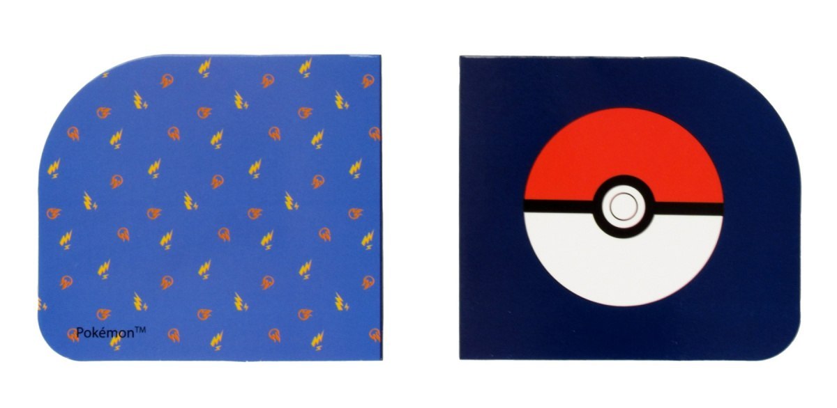 Blaues Pokémon-Mäppchen mit Zubehör im Pokéball-Motiv und Pokémon-Charakteren von Yamann.
