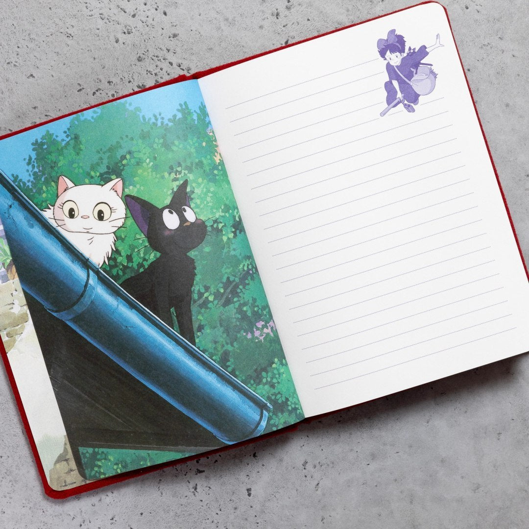 Pluszowy notatnik Jiji z kolorowymi ilustracjami czarnego i białego kota oraz liniowanymi stronami