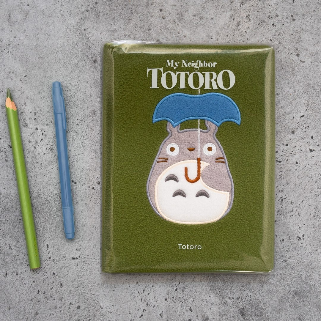 Zielony pluszowy notatnik Totoro z nadrukiem postaci Totoro i parasola na okładce