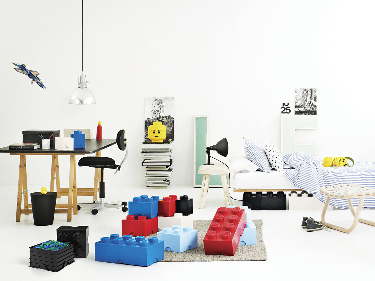 Pojemnik LEGO biały w nowoczesnym pokoju dziecięcym z kolorowymi klockami LEGO na podłodze