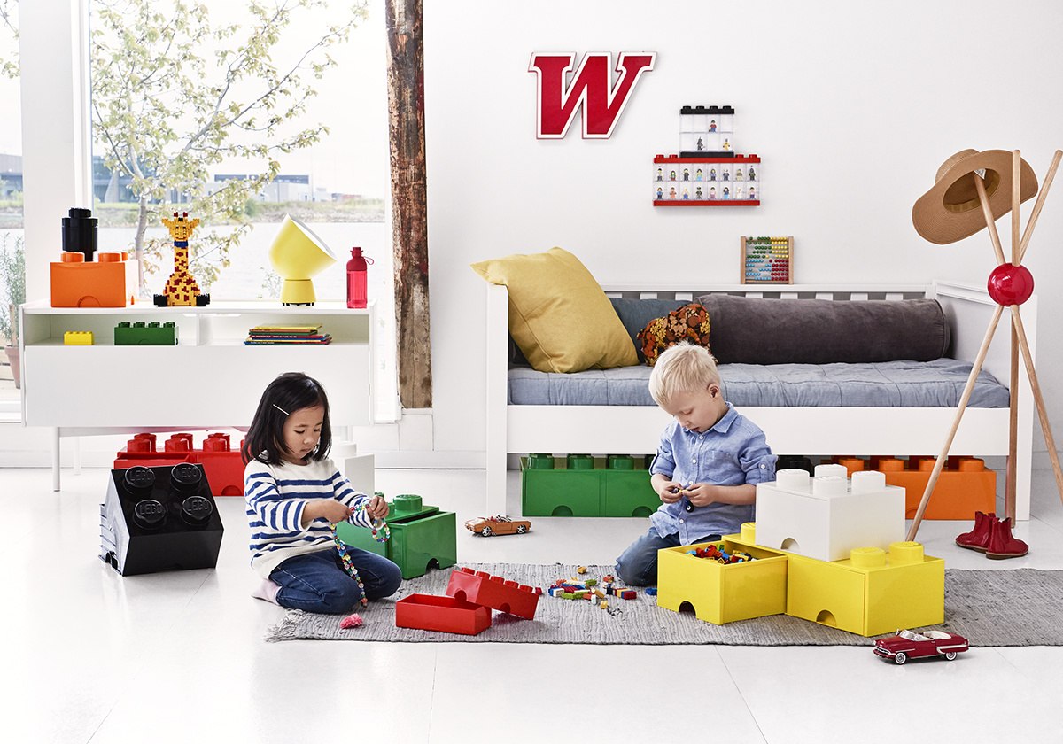 Pojemnik LEGO Brick 4 biały z pokrywą w kształcie klocków jako organizer do zabawek w pokoju dziecięcym