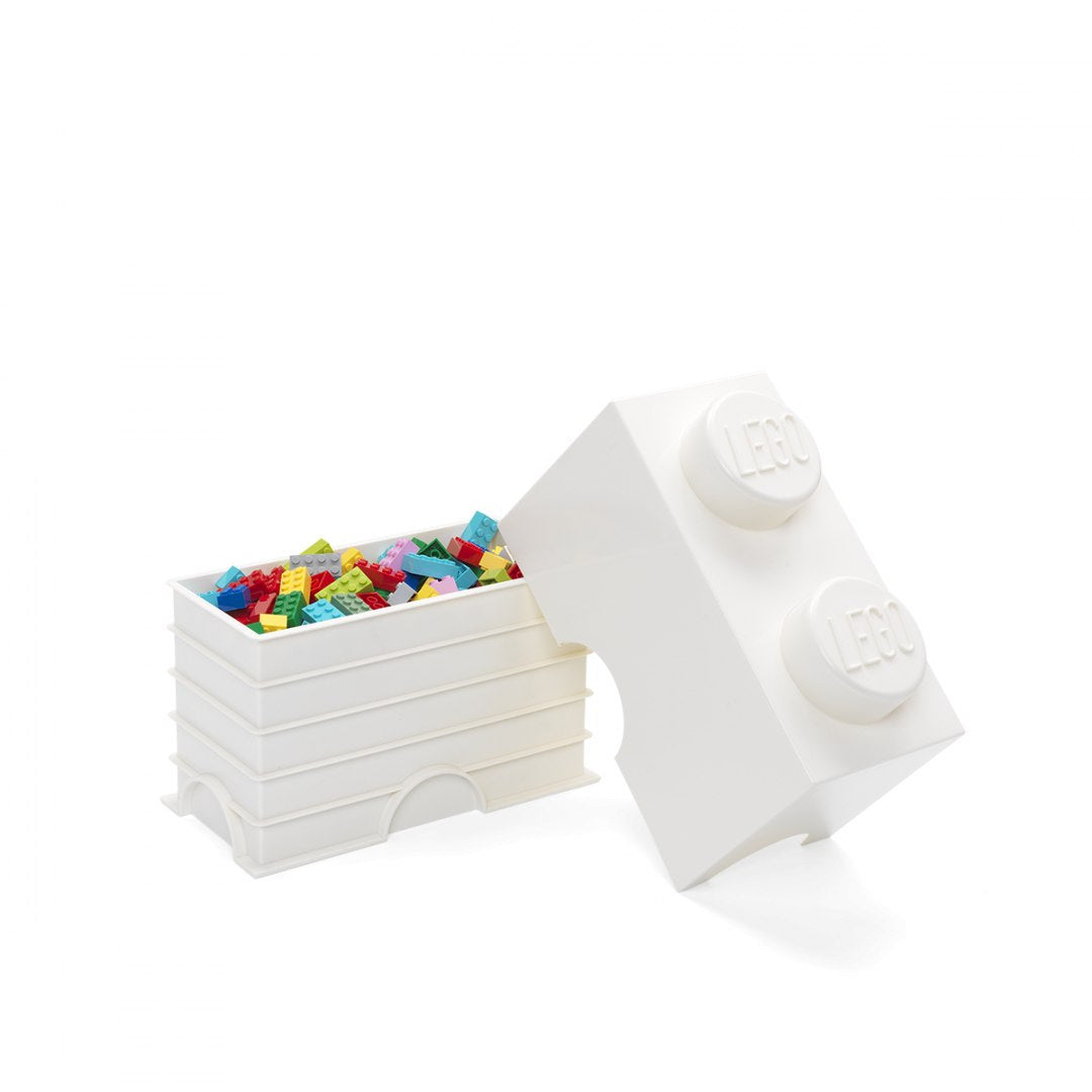 Pojemnik LEGO biały w kształcie klocka z kolorowymi klockami LEGO w środku
