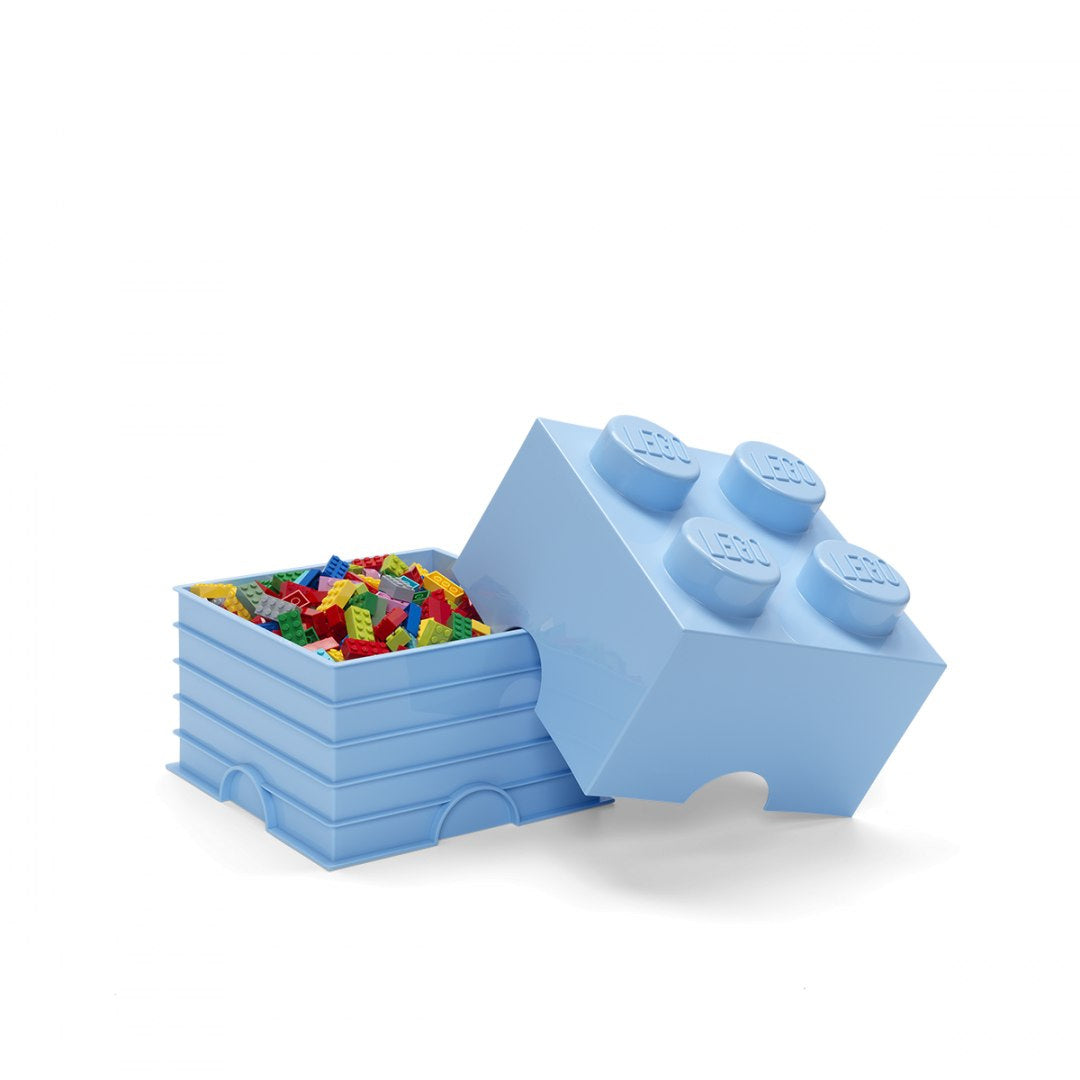 LEGO® pojemnik jasnoniebieski w kształcie klocka z otwartą pokrywą i kolorowymi klockami w środku