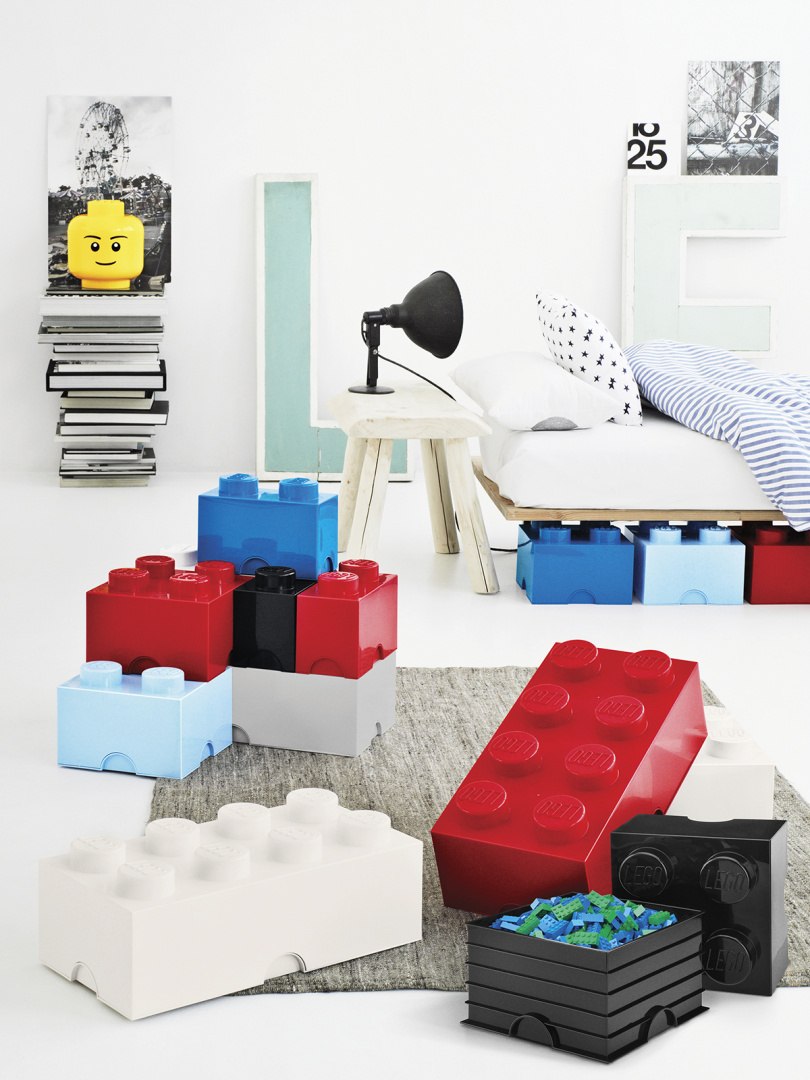 Pojemnik LEGO jasnoniebieski w nowoczesnym pokoju dziecięcym obok innych kolorowych pojemników LEGO