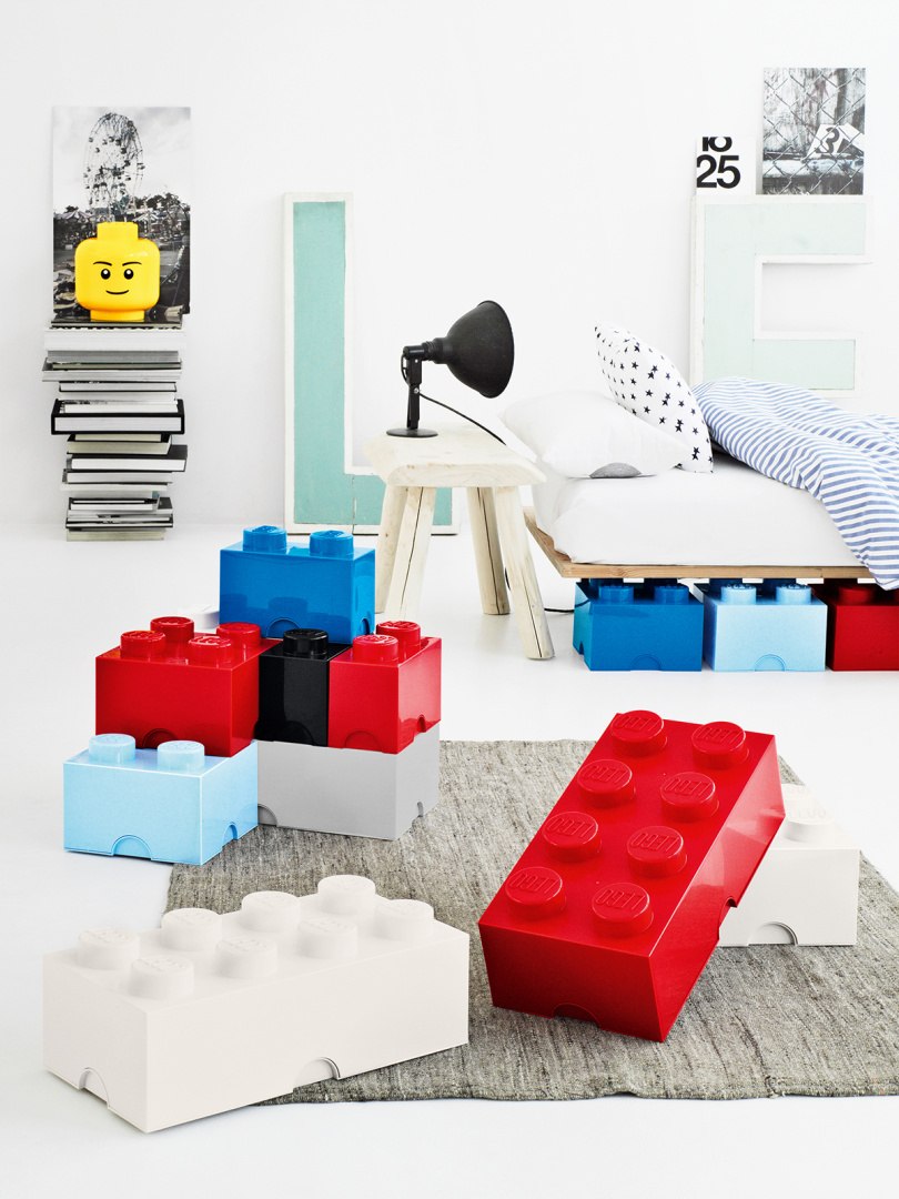 Pojemnik LEGO jasnoniebieski w nowoczesnym pokoju dziecięcym obok innych kolorowych pojemników LEGO