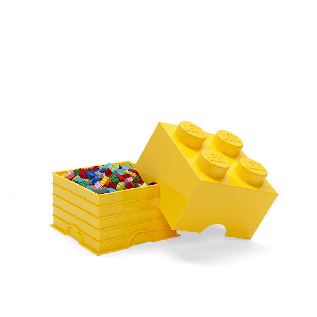 Żółty pojemnik LEGO na zabawki w kształcie klocka z kolorowymi klockami w środku