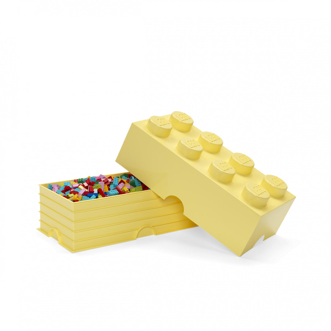 Pojemnik LEGO na klocki w kształcie dużej żółtej cegiełki z kolorowymi klockami w środku