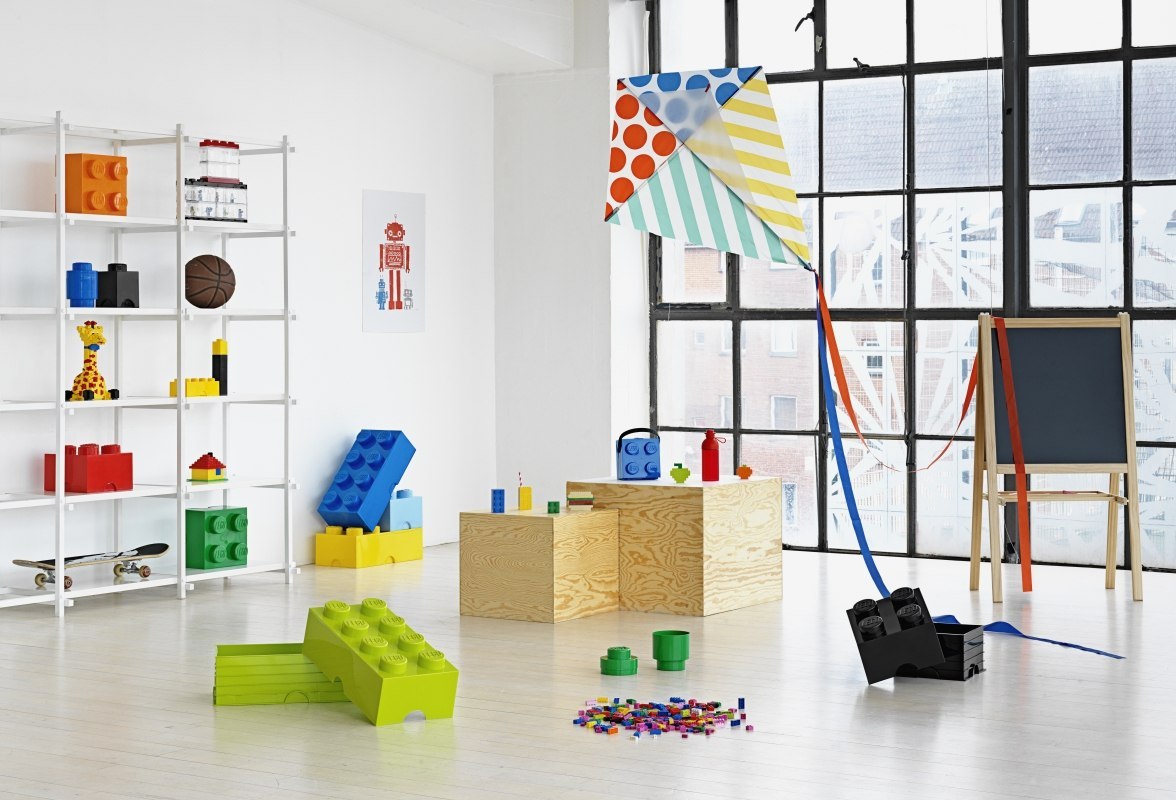 Pojemnik LEGO Brick 4 zielony w dużym, jasnym pokoju dziecięcym z kolorowymi klockami i latawcem