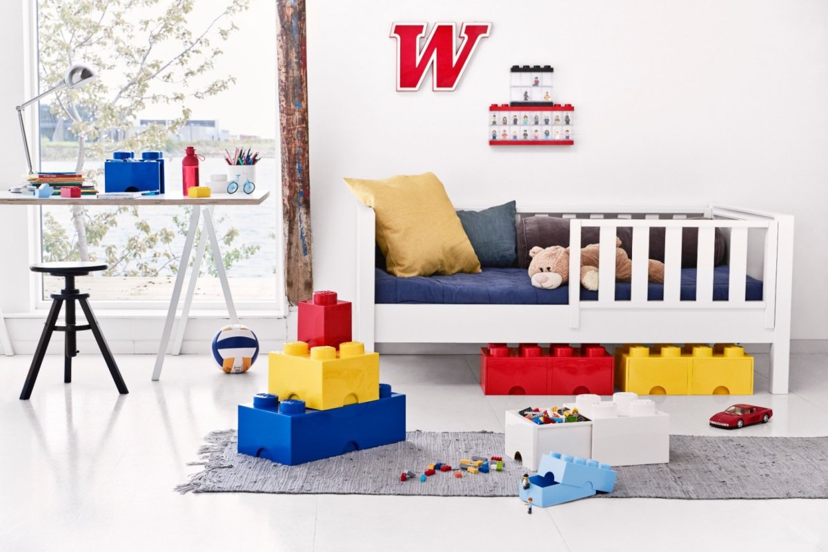 Pojemnik LEGO Brick 4 niebieski używany jako organizer w jasnym pokoju dziecięcym z łóżkiem i biurkiem